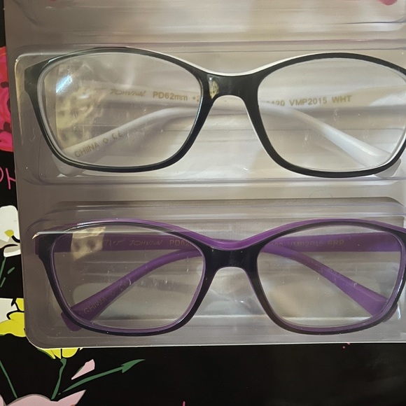 Set of three Betsy Johnson readers - Picture 5 of 6